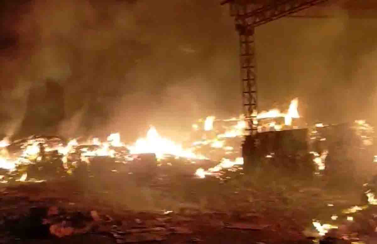 लुधियाना : देर रात ट्रॉफी बनाने वाली दुकान में लगी भीषण आग, लाखों रुपये का सामान जलकर राख