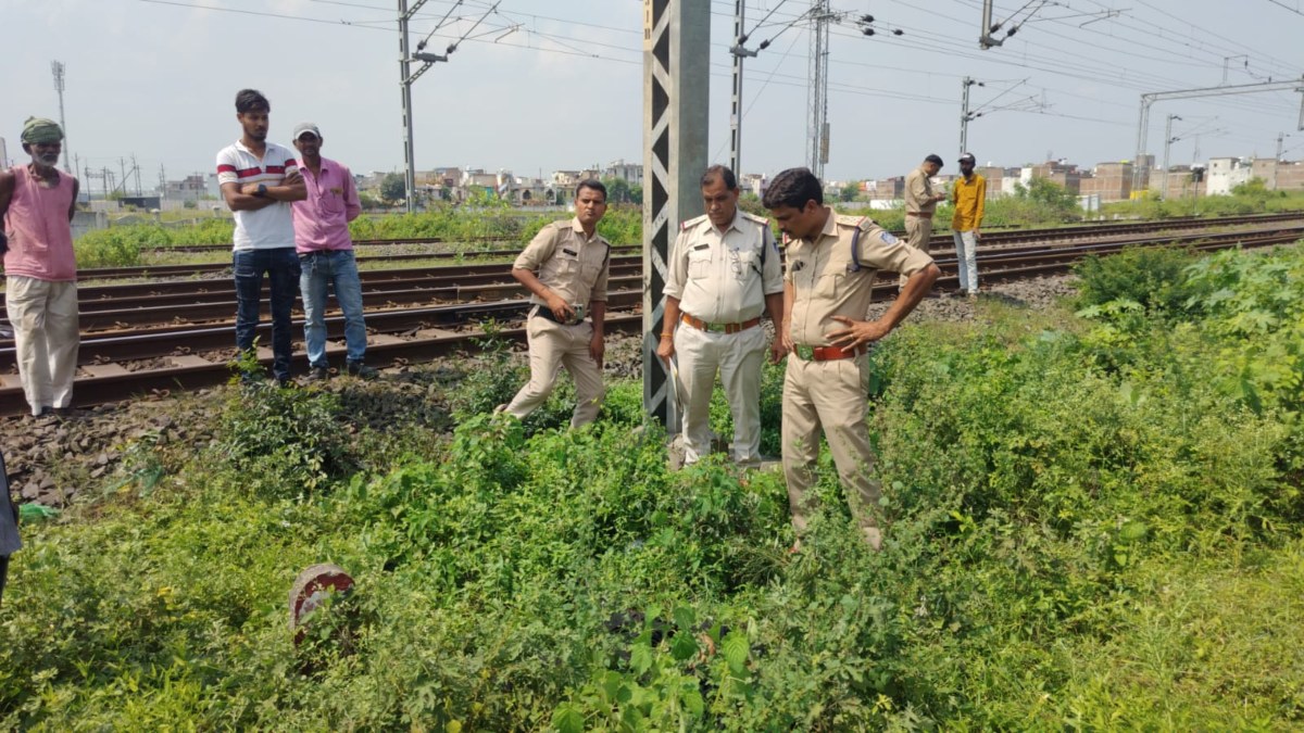 संदिग्ध परिस्थितियों में नाबालिग की मौत: रेलवे ट्रैक के पास इस हाल में मिला शव, जांच में जुटी पुलिस