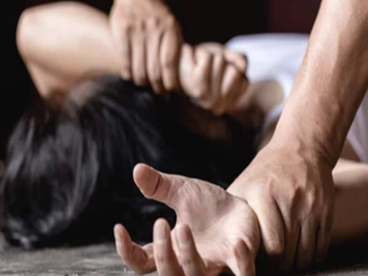 महिला से गैंगरेप: पति के घर में न होने का फायदा उठाकर बनाया हवस का शिकार, अस्पताल में भर्ती