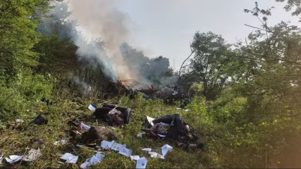 Maharashtra: पुणे में हेलीकॉप्टर क्रैश, 2 पायलट समेत तीन लोगों की मौत, देखें हादसे की तस्वीरें- Pune Helicopter Crash