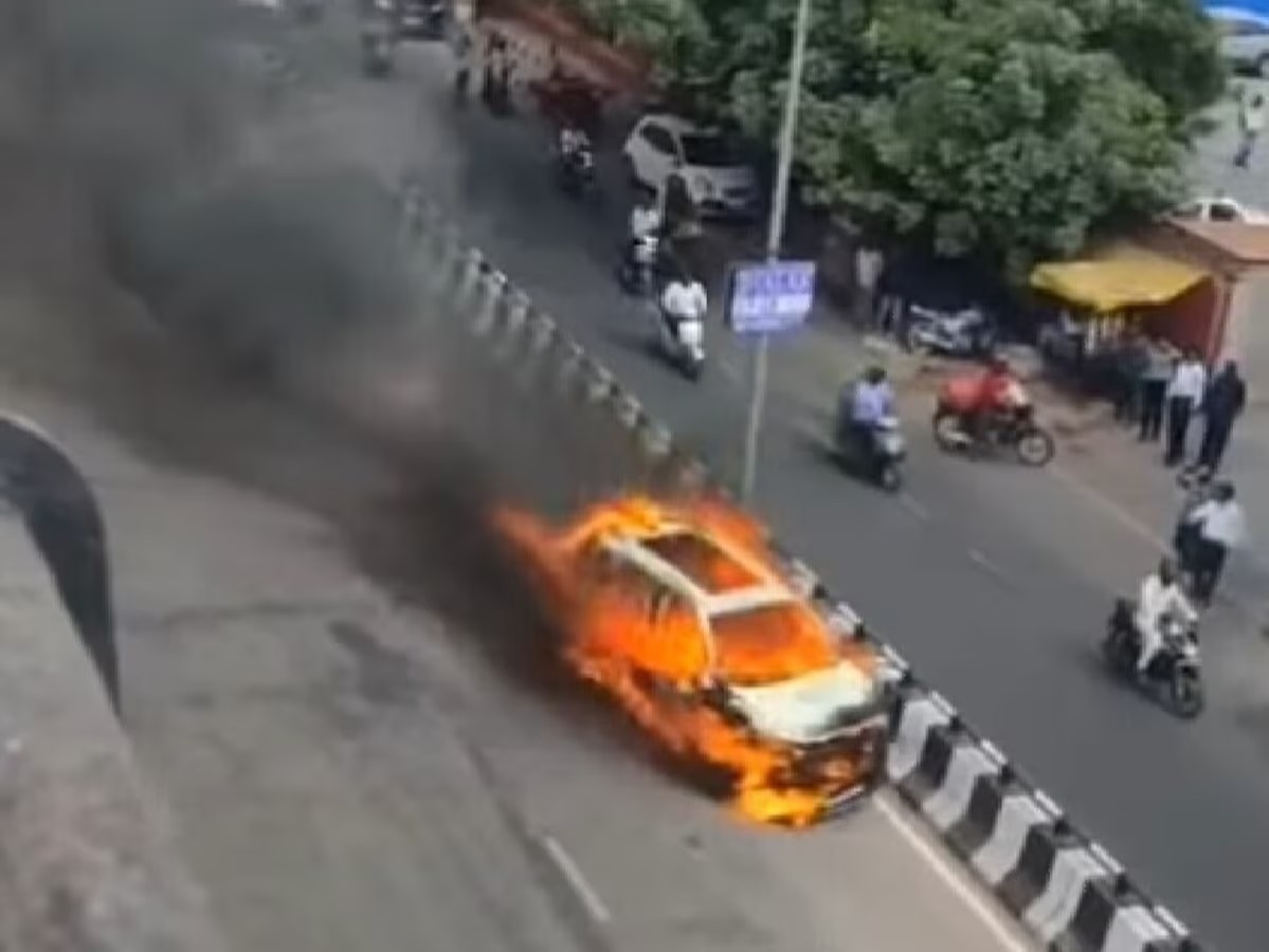 Rajasthan News: तमाशा देख रहे थे लोग और उनकी तरफ ही दौड़ने लगी जलती हुई कार, राजस्थान की सड़क पर दिखी ‘द बर्निंग कार’