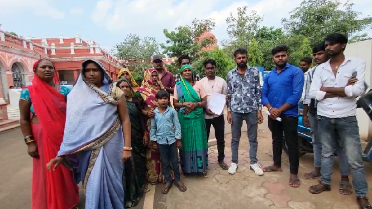 वार्ड में नग्न होकर घूम रहे शराबी: बच्चियों का घर से निकलना हुआ मुश्किल, परेशान महिलाओं ने उठाया ये कदम  