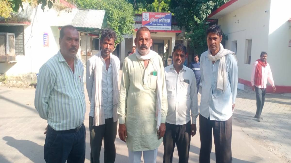 किसानों की मूंगफली खरीदकर रफूचक्कर हुआ व्यापारी: करीब 10 लाख रुपए का लगाया चूना, SP कार्यालय पहुंचकर की पैसे दिलाने की मांग