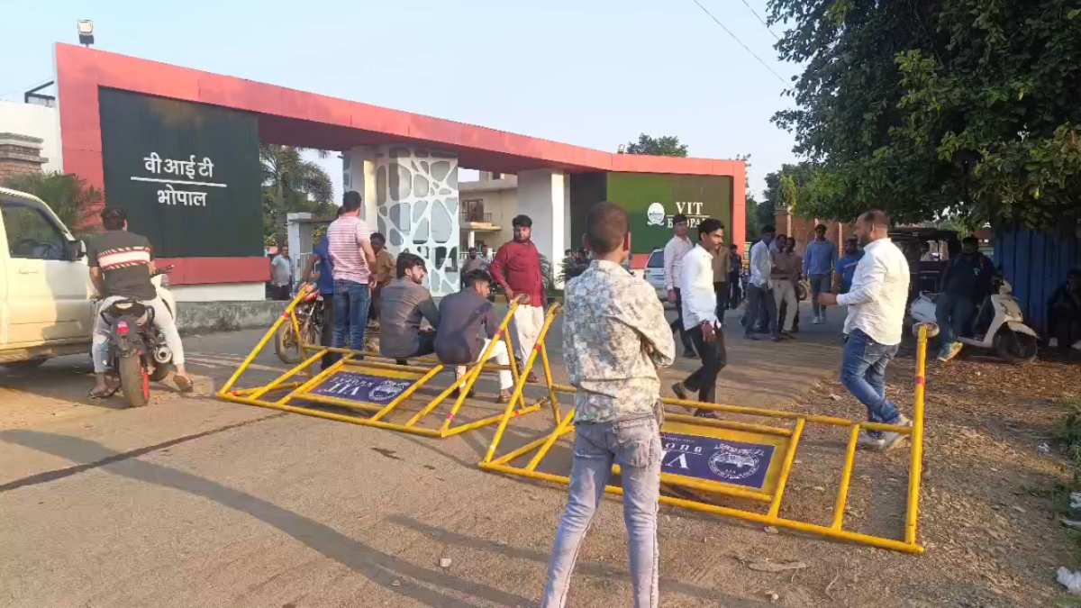 VIT यूनिवर्सिटी से 75 लड़कियां सस्पेंड: ABVP कार्यकर्ता ने किया प्रदर्शन, बोले- 20 से 25 लड़कियों का MMS किया लीक, छात्रों ने रजिस्ट्रार पर लगाए सनसनीखेज आरोप