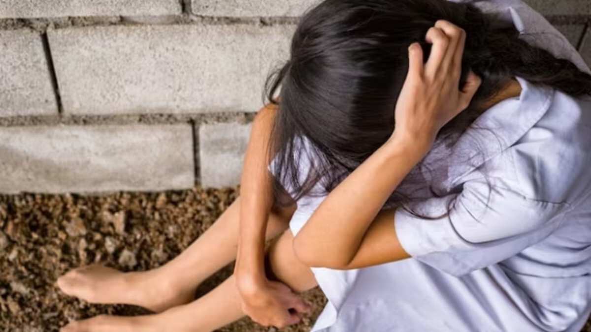 नदी नहाने गई किशोरी को अकेले देख 2 नाबालिगों की बिगड़ी नीयत, झाड़ी में ले जाकर किया गैंगरेप