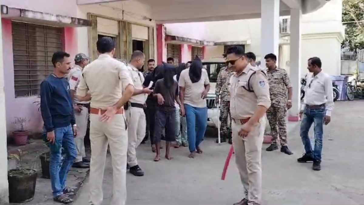 ‘अपराध करना पाप है पुलिस हमारी बाप है…’, हत्या के आरोपियों का पुलिस ने निकाला जुलूस, फिर कोर्ट में पेश कर भेजा जेल