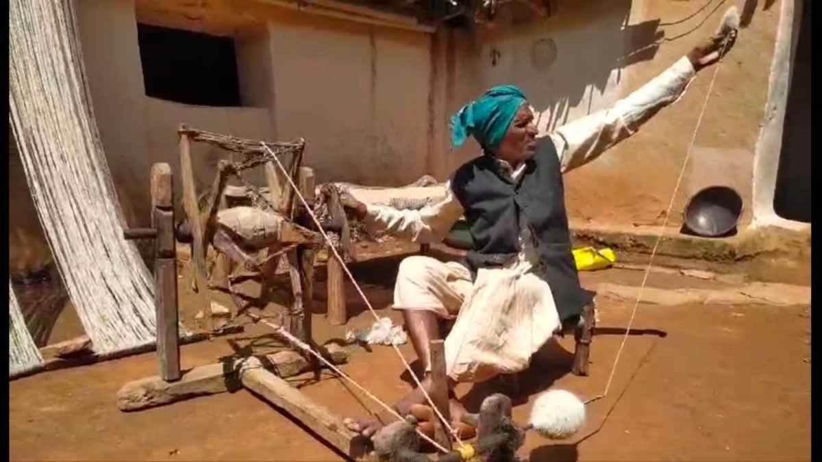 Gandhi Jayanti : गांधी जी के आदर्शों पर चलता है ये गांव, आज भी चलता है बापू का चरखा, फिर भी रोजी रोटी के लिए तरस रहे ग्रामीण