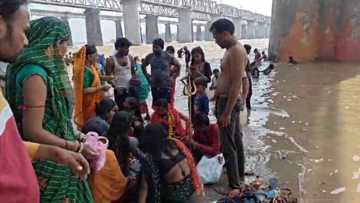 भूतड़ी अमावस्या पर ‘चीखों’ से गूंजा नर्मदांचल, श्रद्धालुओं ने लगाई डुबकी, पितरों का किया तर्पण