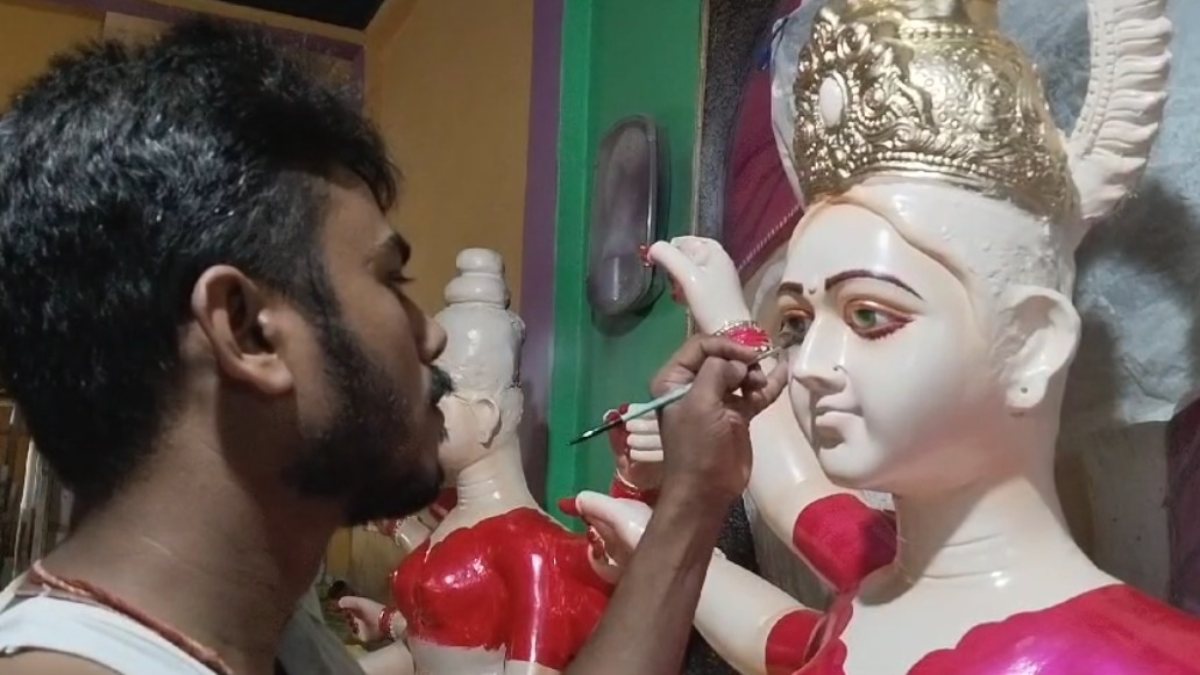 नवरात्रि को लेकर तैयारियां पूरी: प्रतिमाओं को अंतिम रूप देने में लगे मूर्तिकार, 10 से 12 फुट तक की बनी मूर्तियां