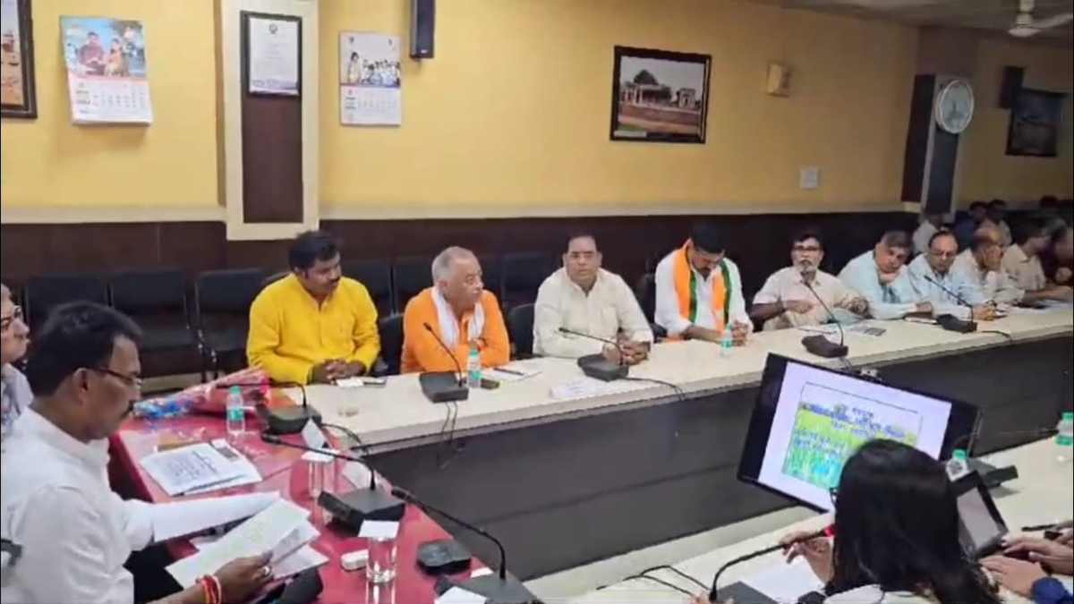बारिश और बाढ़ से हुए नुकसान का जायजा करने पहुंचे प्रभारी मंत्री, सड़कों को दुरुस्त करने के अधिकारियों को दिए निर्देश