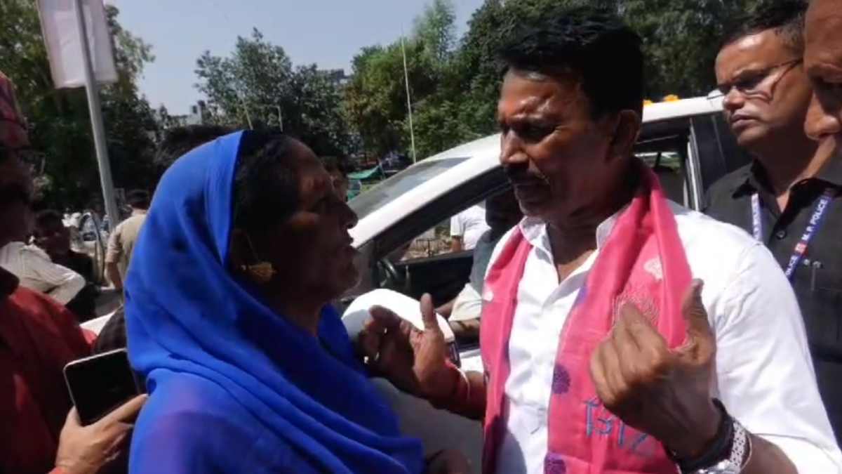 जिला अस्पताल का निरीक्षण करने पहुंचे मंत्री तुलसी सिलावट, महिला ने पैर छूकर व्यवस्था ठीक कराने की लगाई गुहार