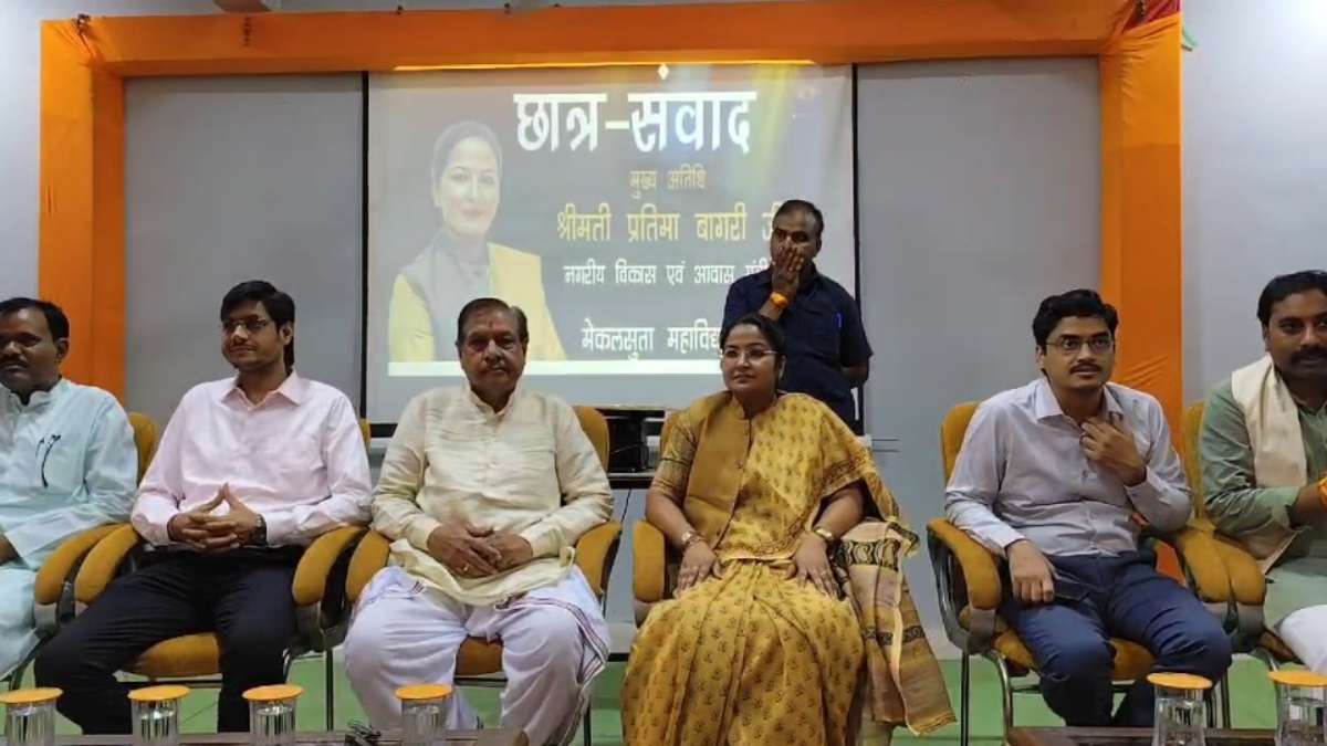 प्रभारी मंत्री ने ‘छात्र संवाद’ कार्यक्रम में बताए आगे बढ़ने के मूल मंत्र, कहा- पॉजिटिविटी, मोटिवेशन और मिशन होना जरूरी