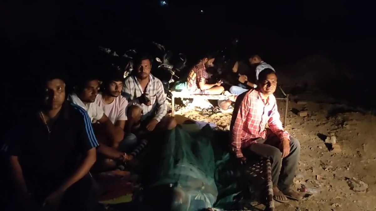 4 दिन से कर रहे संघर्ष फिर भी हाथ खाली: खाद वितरण केंद्र पर खाट डाल सो रहे किसान, सोसाइटी प्रबंधक पर लगाया कालाबाजारी का आरोप