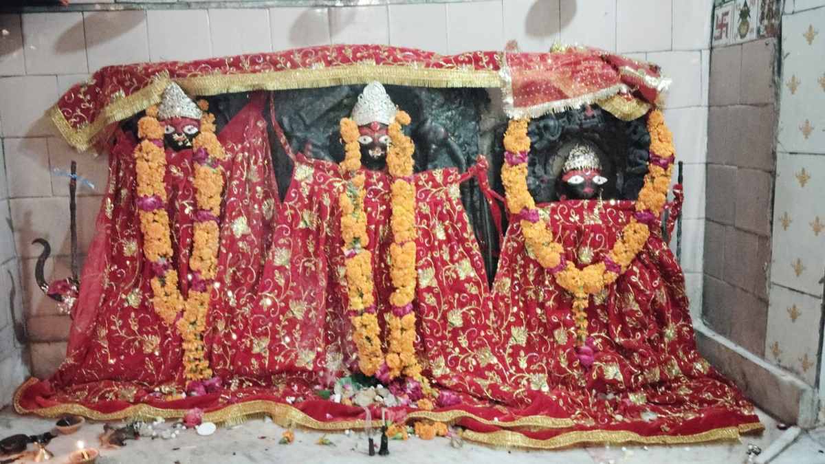 शारदीय नवरात्रि: बुंदेलखंड का चमत्कारी वैष्णो देवी मंदिर, तीन देवियों का अद्भुत संगम, कई बार मंदिर को हटाने का प्रयास, टस से मस नहीं हुआ