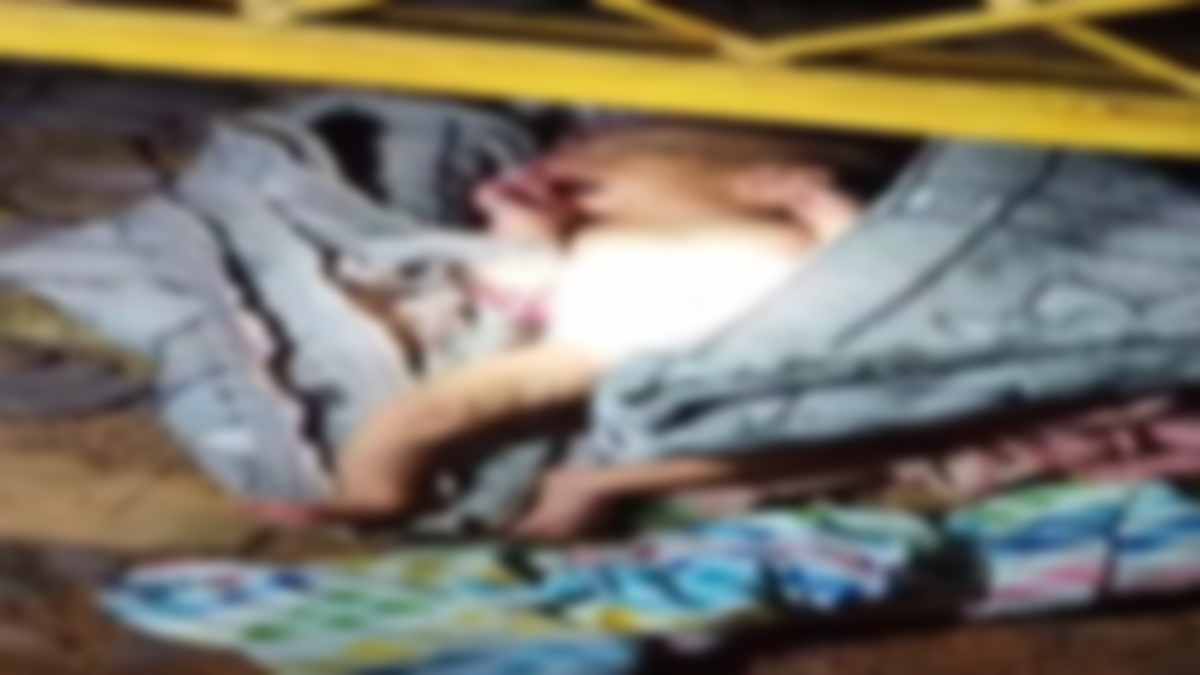 अगले जनम मोहे ऐसी कोख न दीजो: घर के बाहर कपड़े में लिपटा मिला नवजात, परिजनों की तलाश में जुटी पुलिस