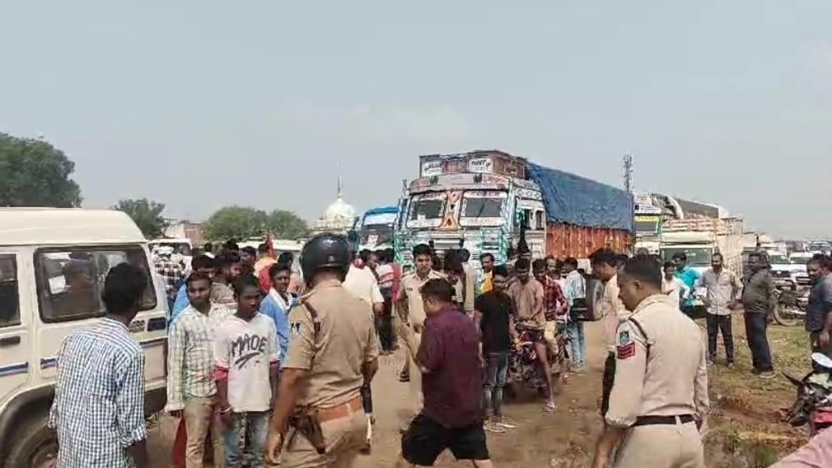 सड़क हादसे में दो लोगों की मौत, एक घायलः चार पहिया वाहन ने बाइक सवार को मारी टक्कर