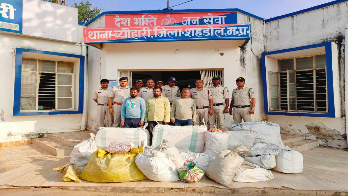 दीपावली से पहले एक्शन में पुलिस, पटाखा बना रहे लोगों के घर पर दी दबिश, ढाई लाख से ज्यादा का समान जब्त
