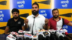Jammu-Kashmir Assembly Election : जम्मू-कश्मीर में खुलने जा रहा ‘आप’ का खाता, जानिए किस सीट पर चला ‘झाड़ू’…