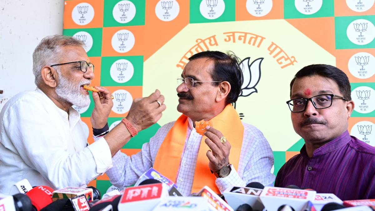 रुझान और परिणाम के बीच MP में जलेबी की सियासत: कांग्रेस ने बनाईं रसभरी जलेबी, BJP प्रदेश अध्यक्ष ने बांट दीं, पढ़िए- दिनभर के सियासी घटनाक्रम की आंखोंदेखी