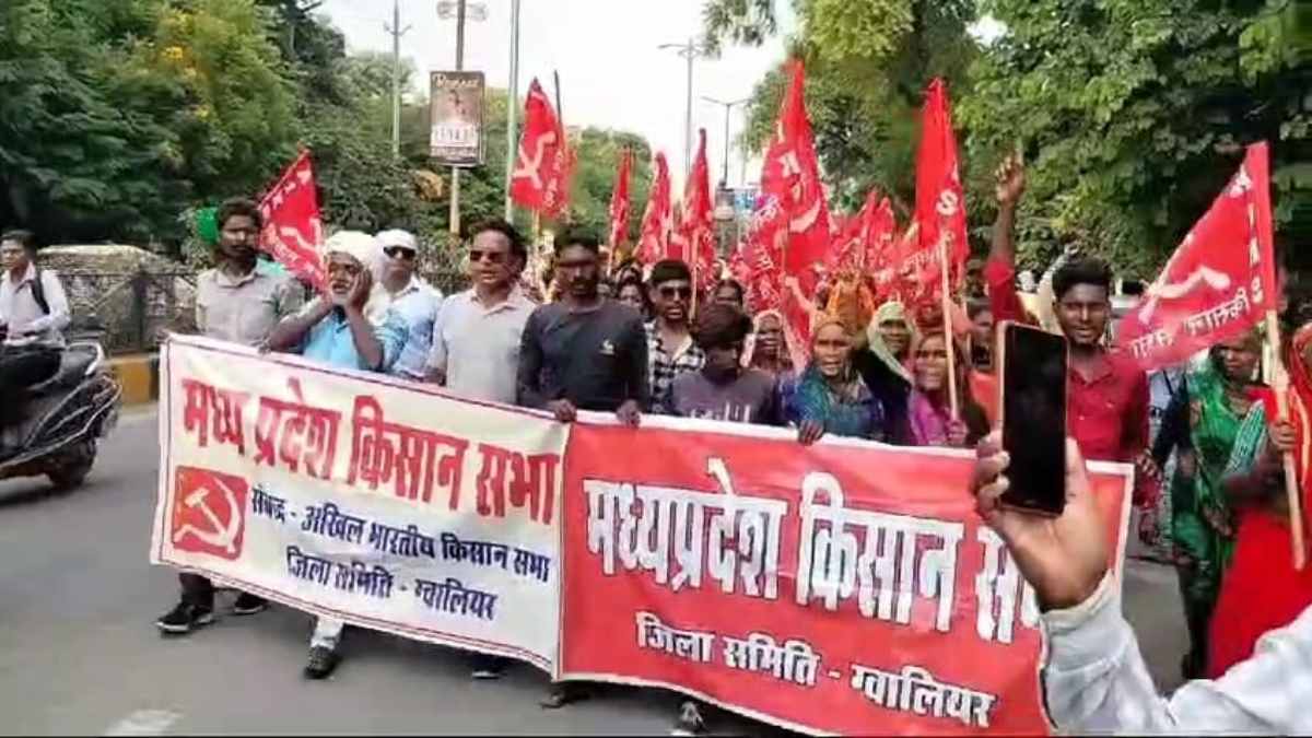 बाढ़ पीड़ितों ने कलेक्टर कार्यालय तक निकाला पैदल मार्चः सौंपा ज्ञापन, ये हैं उनकी मांगे