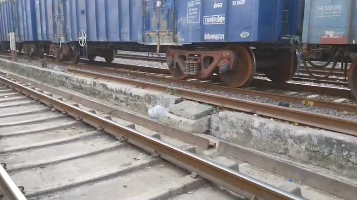 ट्रेन डिरेल करने की साजिश नाकाम: रेलवे ट्रैक पर रखी लोहे की छड़ें, बाल-बाल बची यात्रियों की जान