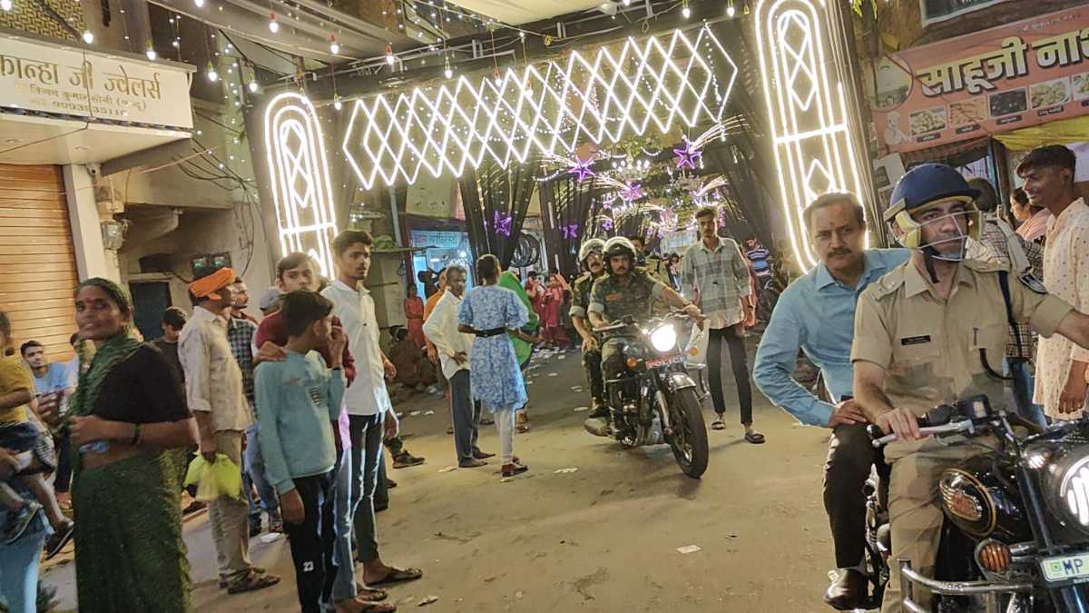 कलेक्टर एसपी का जुदा अंदाजः बाइक पर पेट्रोलिंग करते पहुंचे दुर्गा पंडाल और गरबा स्थल