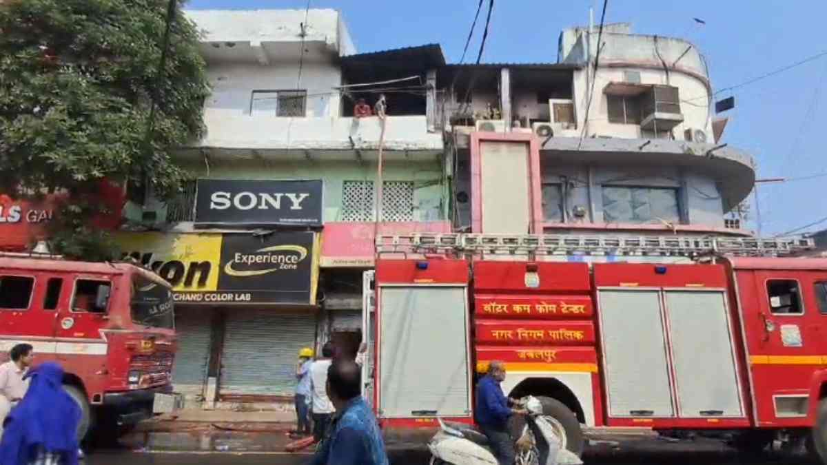 दो मंजिला मकान में लगी भीषण आग, AC हीट होने पर भड़की चिंगारी, कड़ी मशक्कत के बाद पाया काबू