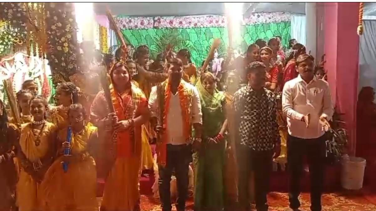 गरबा खेलकर बच्चियों ने दिया स्वच्छता संदेश, 16 सालों से मजदूरों की बेटियां कर रही मां दुर्गा की आराधना, हर साल देती हैं नया संदेश