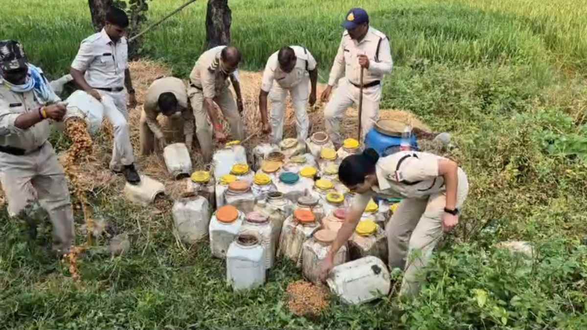 जंगल में शराब का अड्डा: लाखों का माल देखते ही उड़े पुलिस के उड़े होश, आरोपियों की तलाश जारी