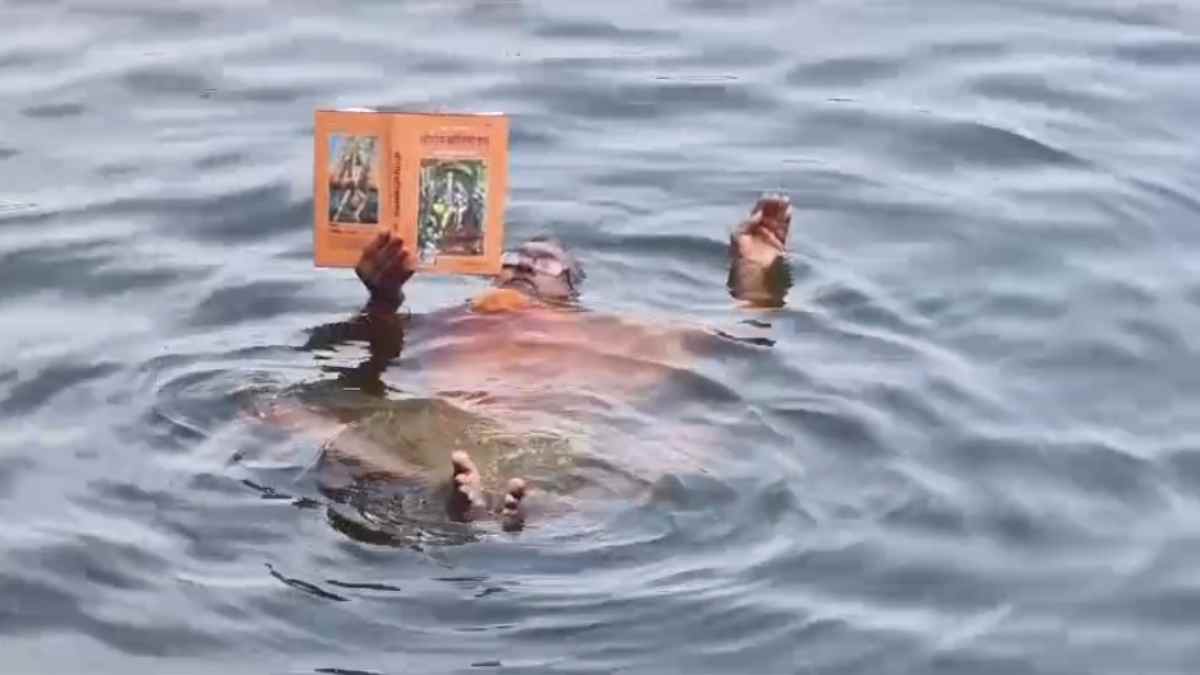 शिक्षक की अनोखी भक्ति: 35 वर्षों से तालाब के बीच पानी में पद्मासन लगाकर श्रीरामचरितमानस का पाठ, विरासत में मिली है यह कला