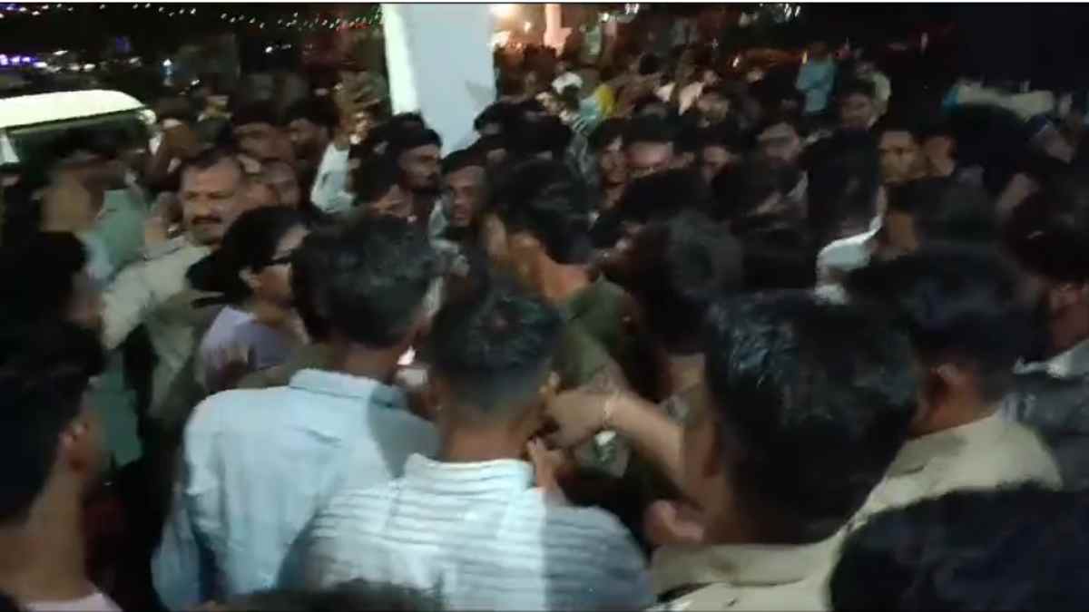 झांकी को लेकर आपस में भिड़े भाजपा और कांग्रेस कार्यकर्ता: देर रात थाने का घेराव, किया जमकर हंगामा, 10 थानों की पुलिस ने संभाला मोर्चा