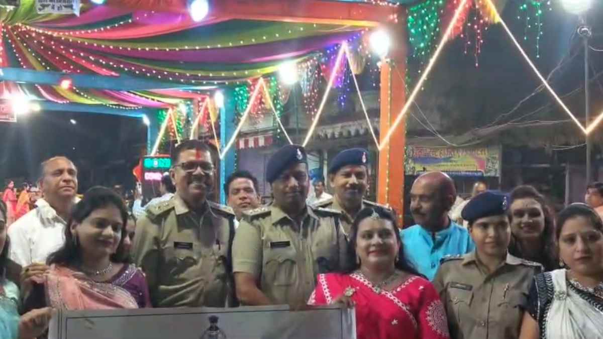 गरबा देखकर लौट रही महिला से छेड़खानी के बाद पुलिस अलर्टः अचानक पंडालों की सुरक्षा व्यवस्था देखने पहुंचे पुलिस अधीक्षक