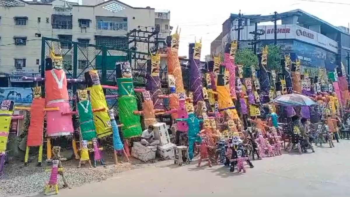 दशहरे पर महंगाई की मारः 50 फीसदी महंगा हुआ रावण का पुतला, एक से लेकर 25 फीट तक के पुतले से सजा बाजार, कीमत हजारों में