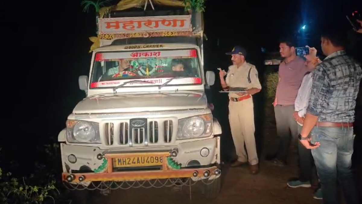 ग्रामीणों ने पकड़े गौवंश से भरे दो वाहनः मोहगांव से महाराष्ट्र कत्लखाना ले जा रहे थे मवेशी