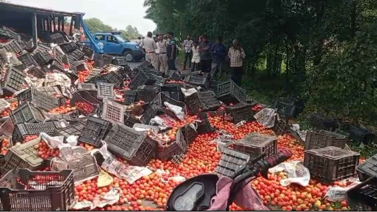 Road Accident : टमाटर से भरा ट्रक पलटा, ड्राइवर को बचाने की जगह लूटने लगे लोग