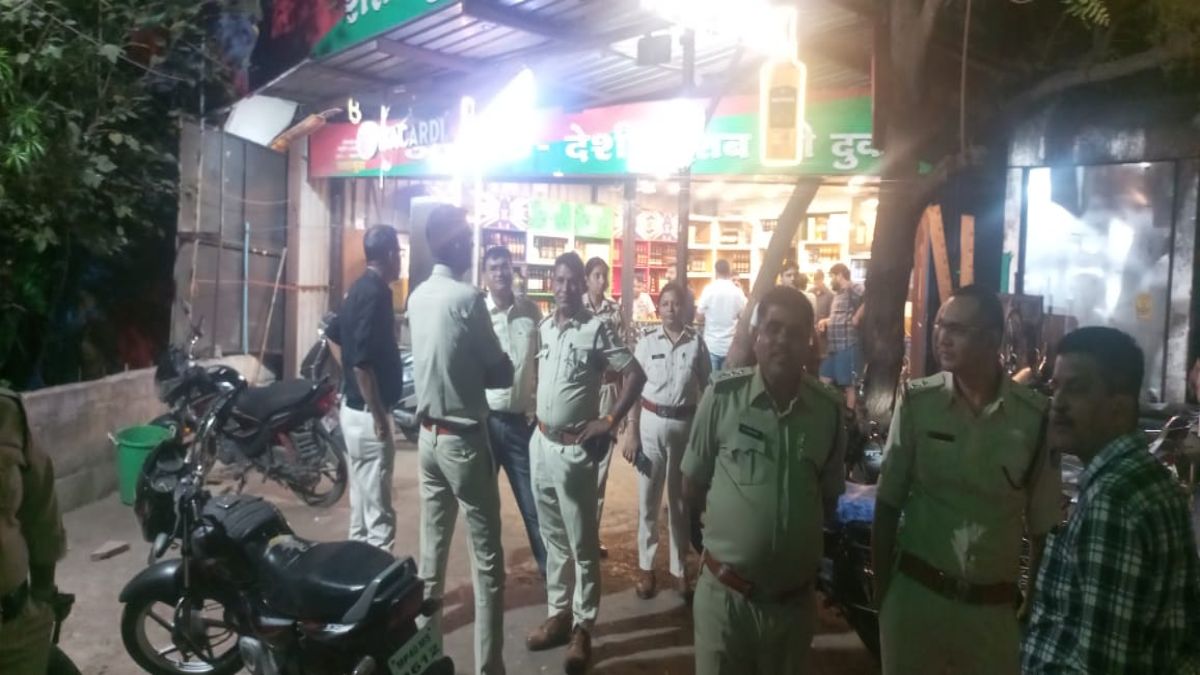 खुले में शराब पीने वालों के खिलाफ कार्रवाई: आबकारी और निगम की टीम उतरी सड़क पर, 25 प्रकरण बनाए