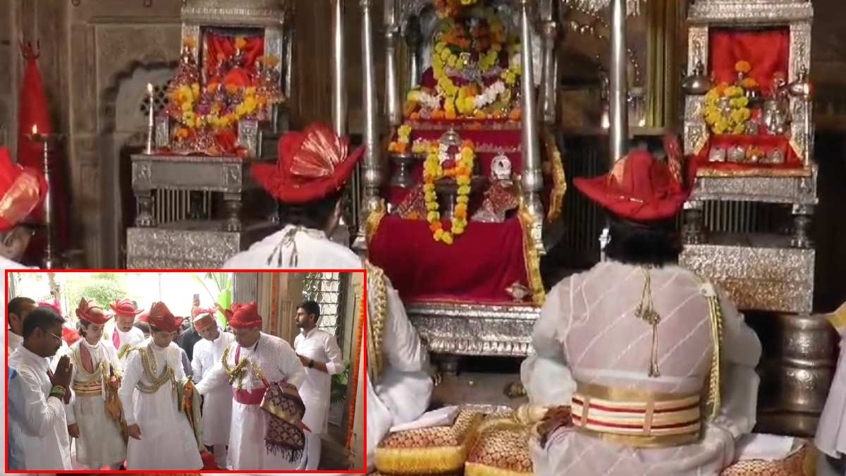 सिंधिया परिवार का राजसी दशहरा: बेटे के साथ शाही पोशाक में नजर आए केंद्रीय मंत्री सिंधिया, शस्त्र की पूजा कर देवघर में की पूजा अर्चना