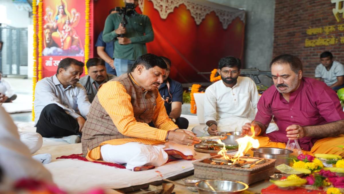 मुख्यमंत्री डॉ. मोहन ने विजयादशमी पर किया शस्त्र पूजनः धोती कुर्ता पहन कर वैदिक विधि से की शक्ति की पूजा