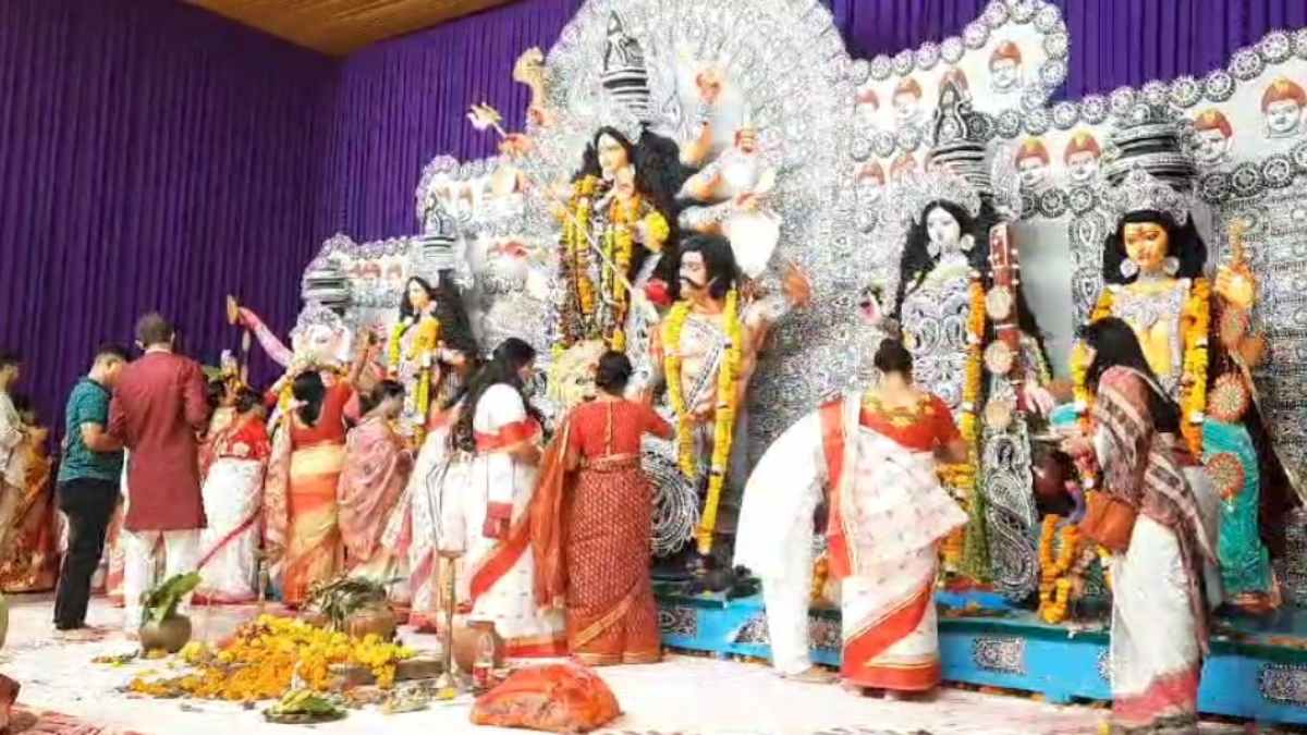 Sindoor khela: बंगाली दुर्गा समिति ने माता रानी को दी विदाई, नृत्य कर एक दूसरे को लगाया सिंदूर