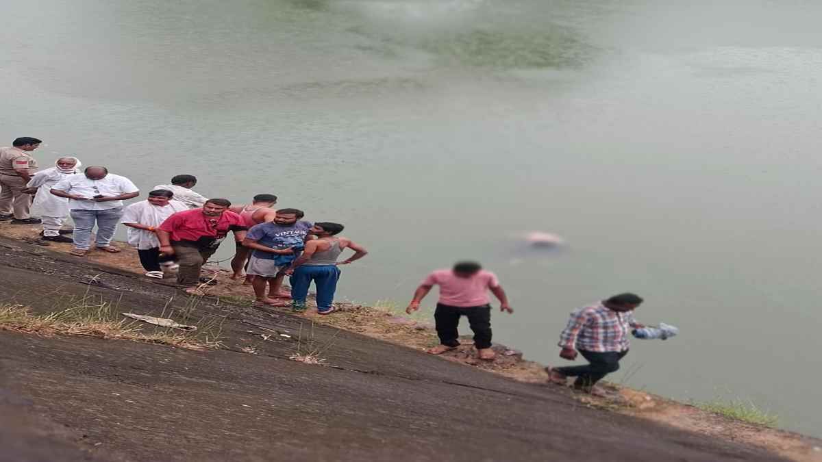 सड़क किनारे बाइक, नदी में युवक-युवती का तैरता शव, आखिर क्या है राज?