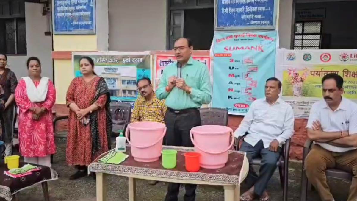 विश्व हाथ धुलाई दिवस पर दिखा अनोखा नजारा: जिला शिक्षा अधिकारी ने अपने हाथों से धुलवाए छात्राओं के हाथ, बताया महत्व