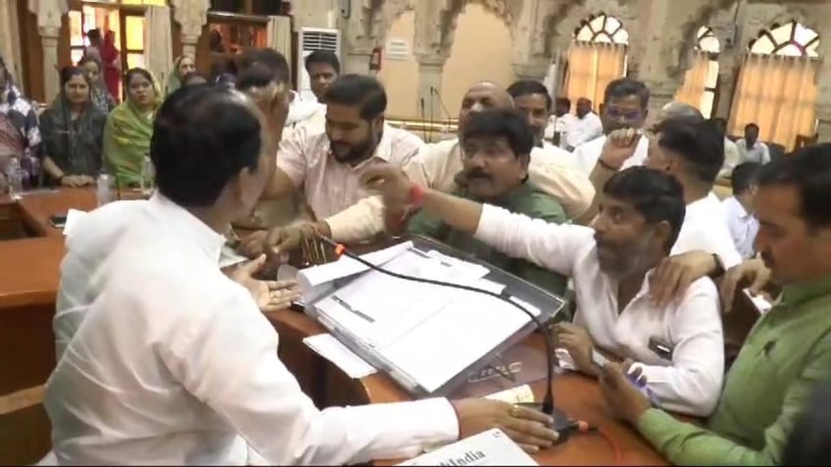 ग्वालियर नगर निगम में हंगामा: बीजेपी-कांग्रेस के पार्षदों ने आसंदी को घेरा, 21 अक्टूबर तक के लिए बैठक स्थगित