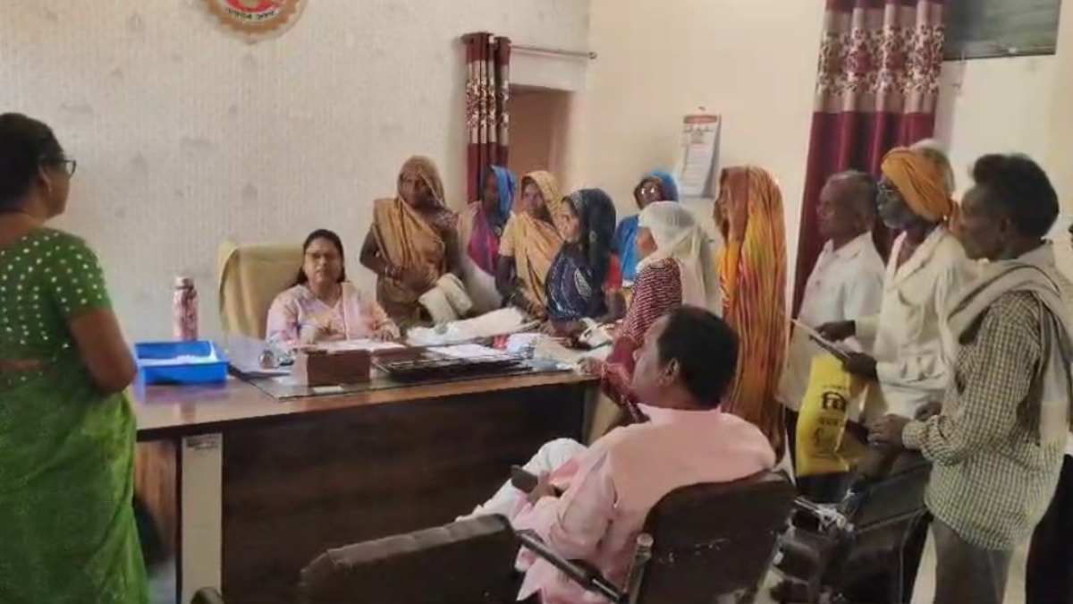 पट्टे की जमीन के लिए तहसील के चक्कर काट रहे ग्रामीण, SDM ने कर्मचारियों को दिए ये निर्देश