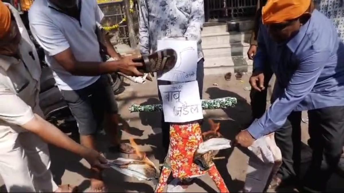हिंदू महासभा ने कांग्रेस विधायक का फूंका पुतलाः जूते चप्पलों से की पुतले की पिटाई, माफी नहीं मांगने पर बाबू जंडेल की चप्पलों से स्वागत की दी चेतावनी