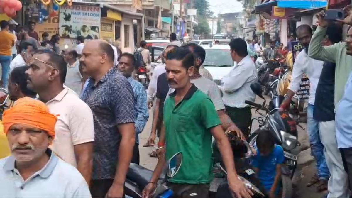 चाकूबाजी की घटना से आक्रोशित लोगों ने किया चक्काजाम, पुलिस पर लगाए गंभीर आरोप