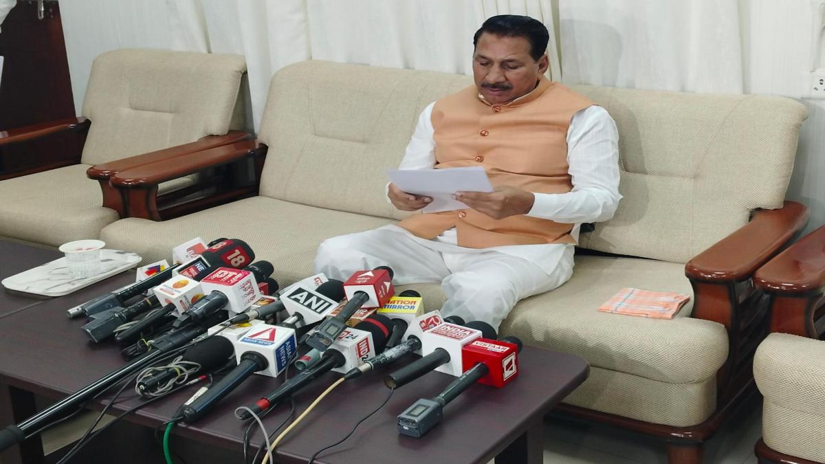 कृषि मंत्री कंसाना प्रेस कॉन्फ्रेंस में बोले- MP में खाद की कमी नहीं, आवश्यक मात्रा में कराया जा रहा उपलब्ध, कांग्रेस नेता पीसी शर्मा ने कहा- धृतराष्ट्र बनी सरकार