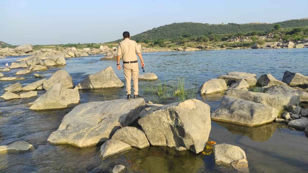 नदी किनारे सामान रख गायब हुई 3 बच्चों के साथ महिला, बैग में मिला सुसाइड नोट, तलाश में जुटी पुलिस