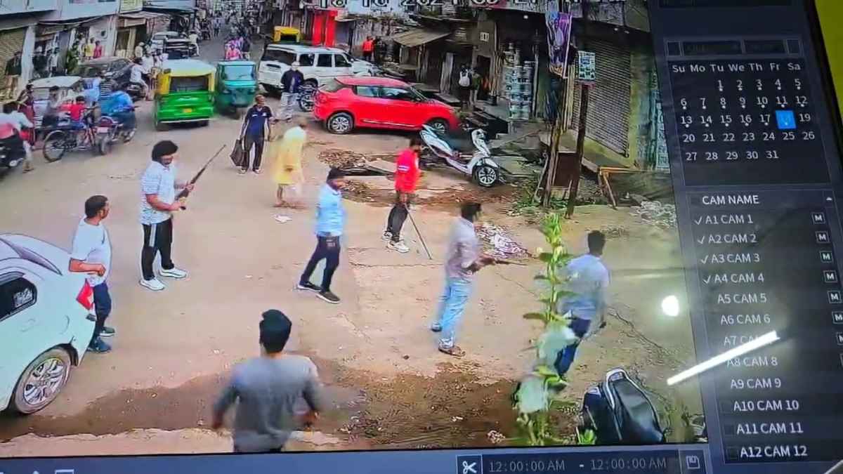 बंदूक की नोक पर युवक के साथ पांच लोगों ने की मारपीट, घटना CCTV में कैद