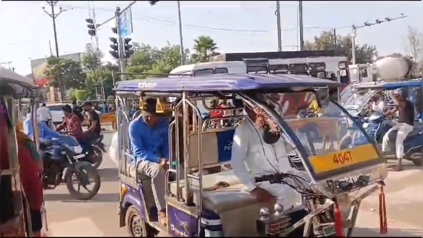 इस शहर में अब शिफ्ट में चलेगी ई-रिक्शा: कलर के हिसाब से तय हुआ सड़क पर चलने का समय, जानिए कब से शुरू होगी व्यवस्था