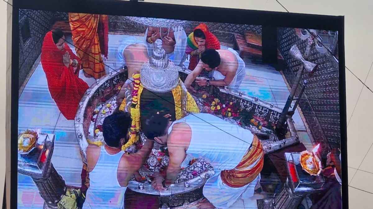 CM के बेटे ने तोड़े महाकाल मंदिर के नियम: पत्नी और दो अन्य लोगों के साथ श्रीकांत शिंदे ने किए गर्भगृह से दर्शन, वीडियो वायरल